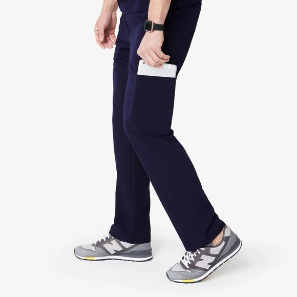 FIGS Men's Navy Cairo Short Cargo Scrub Pants - Picture 6 of 6